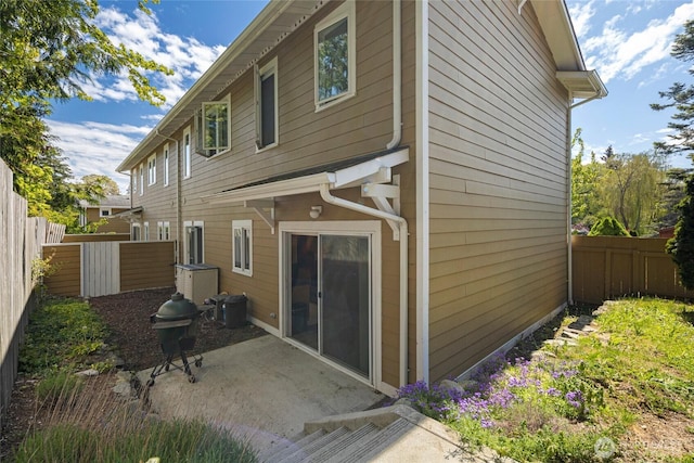 625 Argyle Ave Unit D, Friday Harbor, WA 98250 - rear view of property with fence and a patio