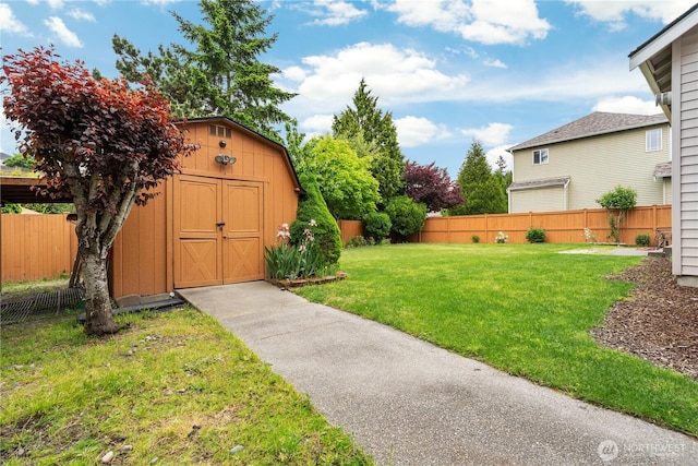 view of yard featuring a storage unit and an outdoor structure