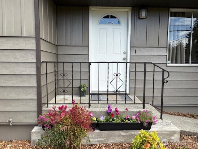 10644 19th Ave SW, Seattle, WA 98146 - entrance to property with a porch