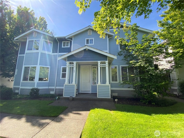 view of front of property featuring a front lawn