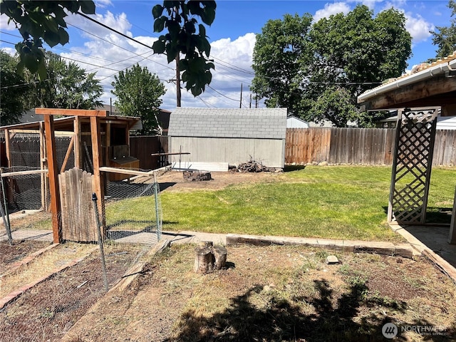 235 Ivy St NE, Ephrata, WA 98823 - view of yard featuring an outdoor structure and a shed