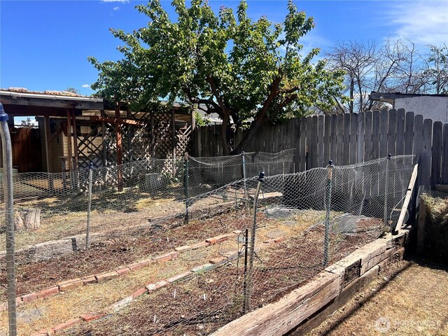 235 Ivy St NE, Ephrata, WA 98823 - view of yard featuring fence and a vegetable garden
