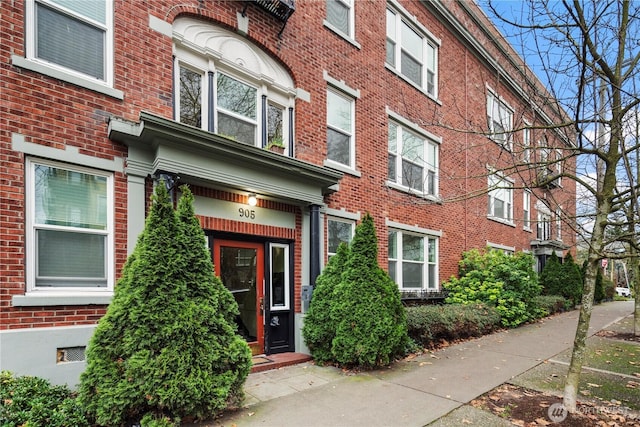 905 NE 43rd Ave Unit 110, Seattle, WA 98105 - entrance to property featuring brick siding