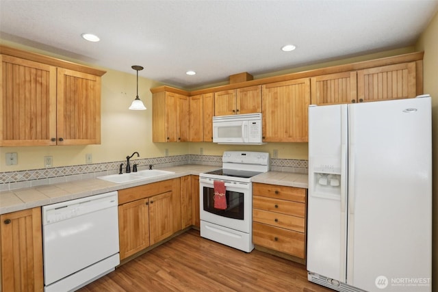15513 NE Beebe Rd, Battle Ground, WA 98604 - kitchen featuring white appliances, a sink, light wood-style floors, decorative light fixtures, and recessed lighting