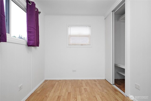 1660 S 333rd St Unit 26, Federal Way, WA 98003 - unfurnished bedroom featuring light wood-type flooring, multiple windows, crown molding, a closet, and baseboards