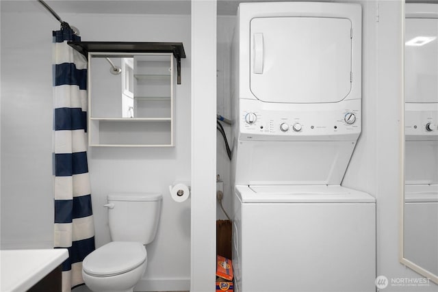 1660 S 333rd St Unit 26, Federal Way, WA 98003 - full bath with estacked washer and dryer, toilet, and a shower with shower curtain