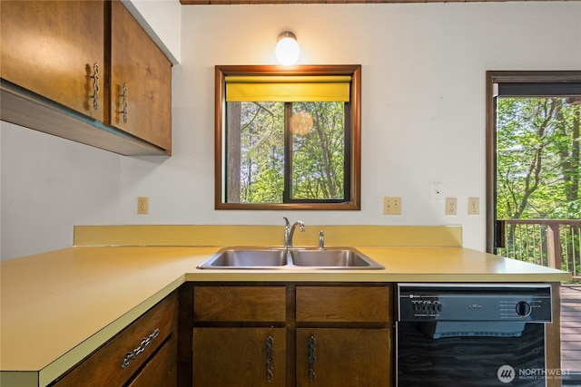 2431 W Lynnwood Dr, Longview, WA 98632 - kitchen featuring a sink, dishwasher, and light countertops