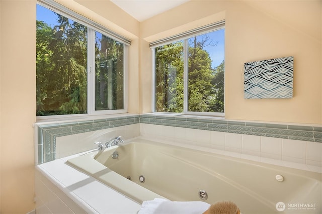 5047 84th Ave SE, Mercer Island, WA 98040 - full bath featuring a whirlpool tub