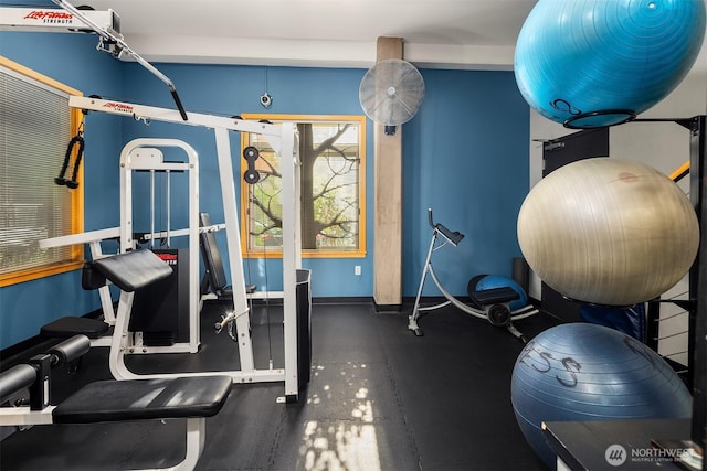 exercise room featuring baseboards