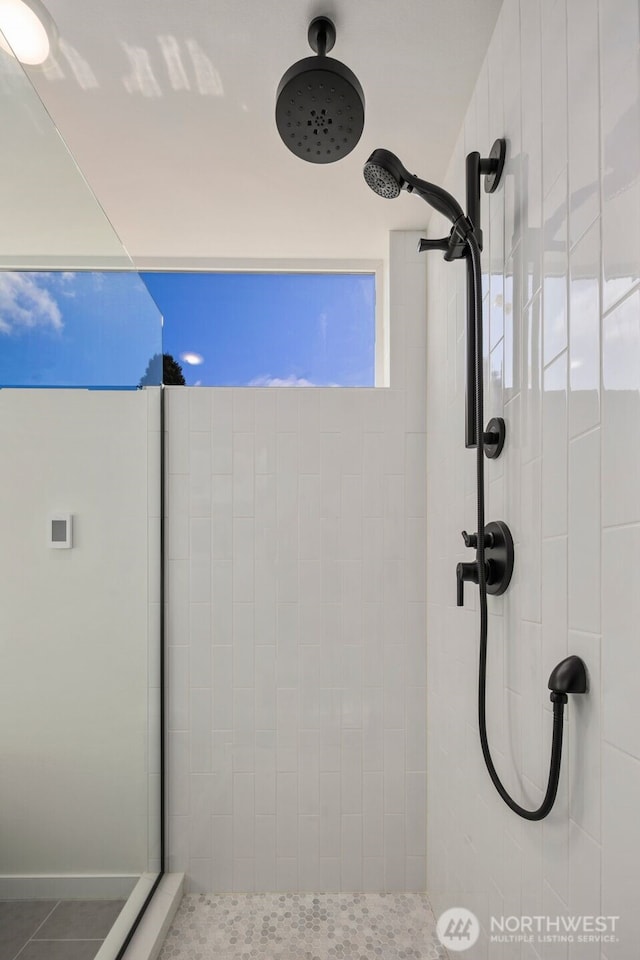 full bathroom featuring tiled shower