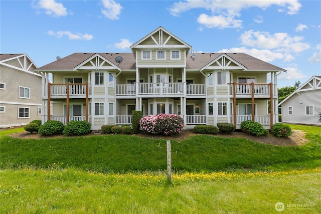 236 W Maberry Dr Unit 102, Lynden, WA 98264 - view of front facade with roof with shingles, a front yard, and a balcony