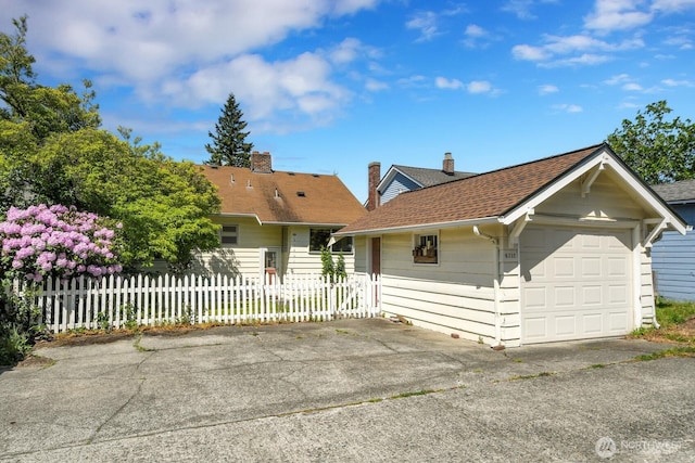 view of front facade featuring fence