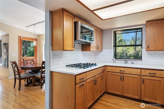 3912 Sutherland St, Gig Harbor, WA 98332 - kitchen featuring stainless steel appliances, a sink, light wood-style flooring, and plenty of natural light