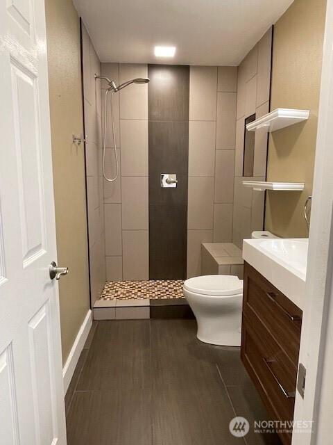 11717 93rd Ave NE Unit A7, Kirkland, WA 98034 - bathroom with a tile shower, toilet, vanity, and wood finished floors