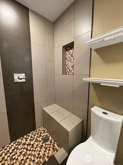 11717 93rd Ave NE Unit A7, Kirkland, WA 98034 - full bath featuring tiled shower and toilet