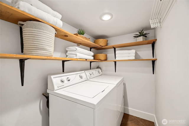 laundry room with washer and clothes dryer and baseboards