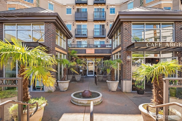 1125 E Olive St Unit 501, Seattle, WA 98122 - view of property's community with a patio area