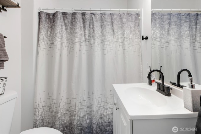 337 100th St S, Tacoma, WA 98444 - bathroom with toilet, vanity, and a shower with curtain