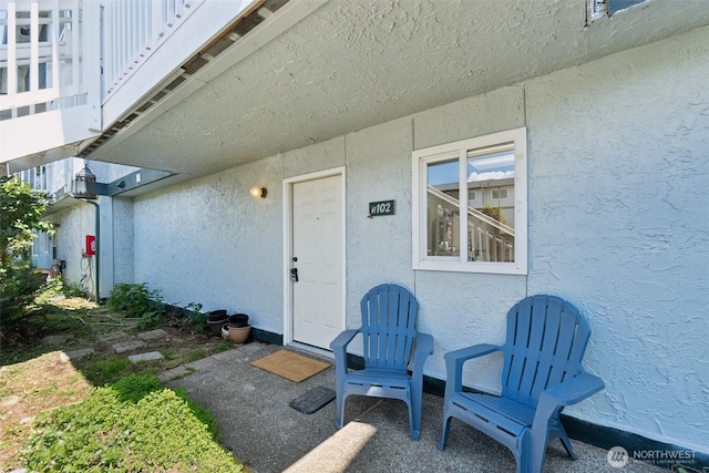 view of exterior entry with stucco siding