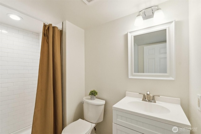 full bathroom featuring a shower with curtain, vanity, and toilet