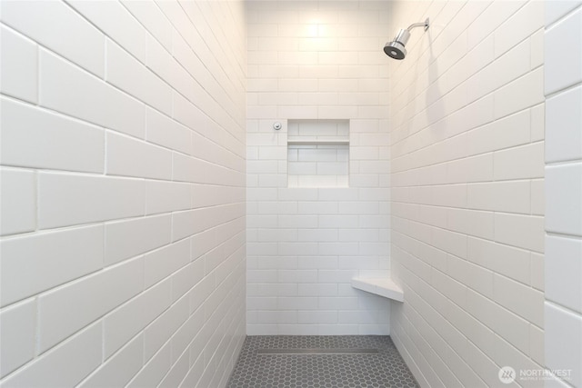 53 Daybreak Rd, Walla Walla, WA 99362 - full bathroom featuring a tile shower, tile patterned flooring, and tile walls