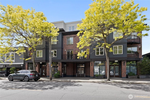view of apartment building / complex