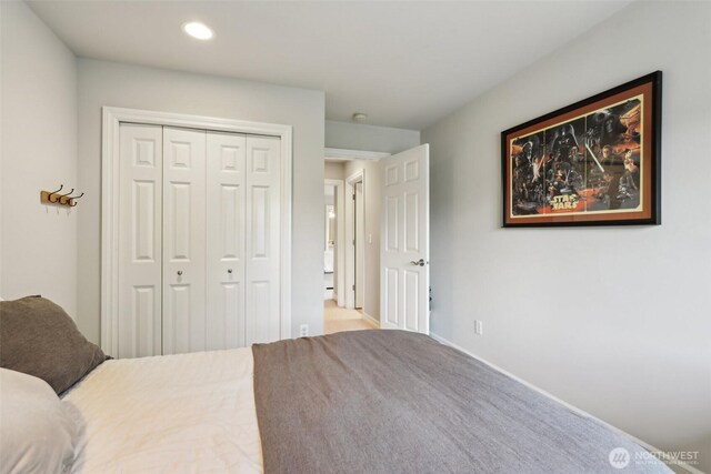 2947 275th Ave SE, Sammamish, WA 98075 - carpeted bedroom featuring a closet, recessed lighting, and baseboards
