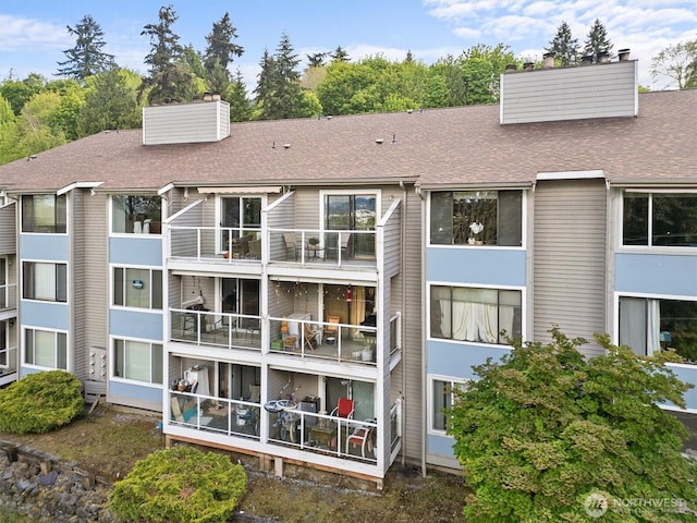 view of apartment building / complex