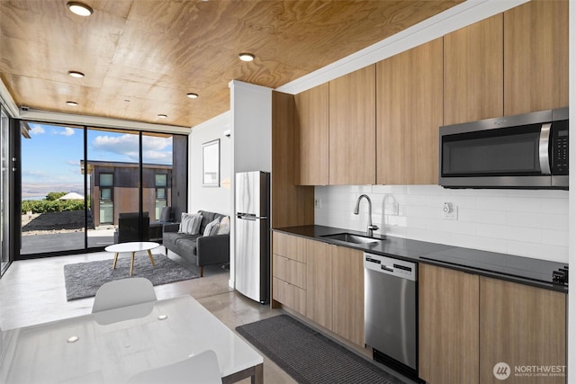 23648 NW Cliffe Pointe Rd Unit 10B, Quincy, WA 98848 - kitchen featuring appliances with stainless steel finishes, a sink, expansive windows, modern cabinets, and decorative backsplash