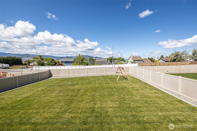 2436 Berkley Loop, East Wenatchee, WA 98802 - view of yard featuring a mountain view