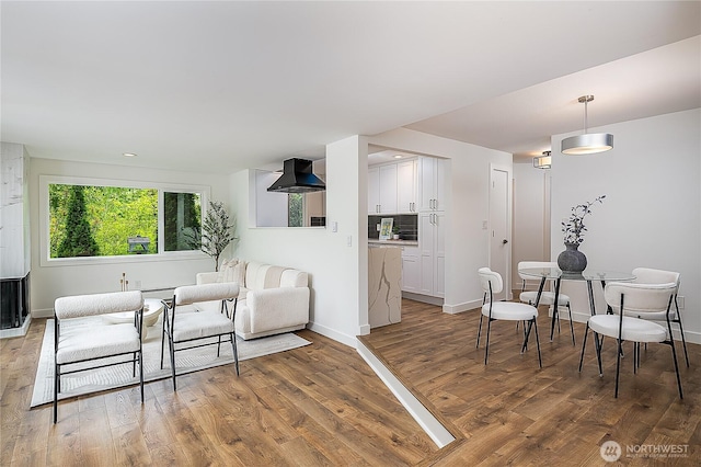 6533 106th Ave NE Unit D, Kirkland, WA 98033 - living area with baseboards and wood finished floors