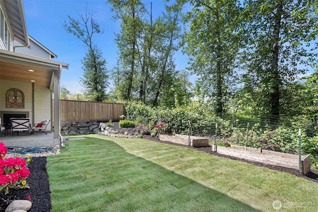 view of yard featuring a garden