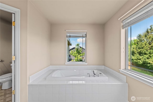 2149 Inglewood Dr, East Wenatchee, WA 98802 - bathroom featuring a bath and toilet