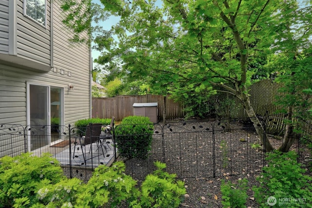 12549 Roosevelt Way NE Unit 13, Seattle, WA 98125 - fenced backyard featuring a patio area