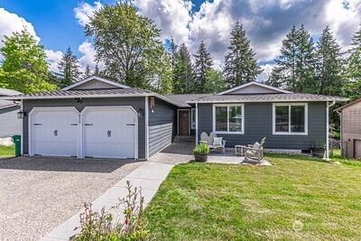 2117 130th Dr NE, Lake Stevens, WA 98258 - ranch-style home with a garage, a front yard, and asphalt driveway