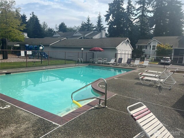 23313 Cedar Way Unit N205, Mountlake Terrace, WA 98043 - community pool with a patio area and fence