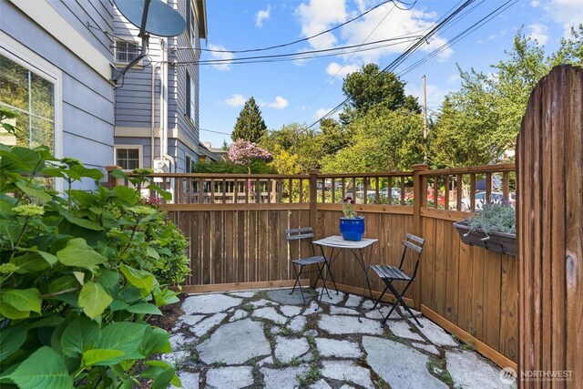 403 21st Ave, Seattle, WA 98122 - view of patio / terrace