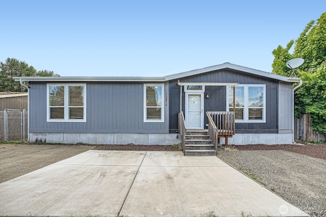manufactured / mobile home featuring fence