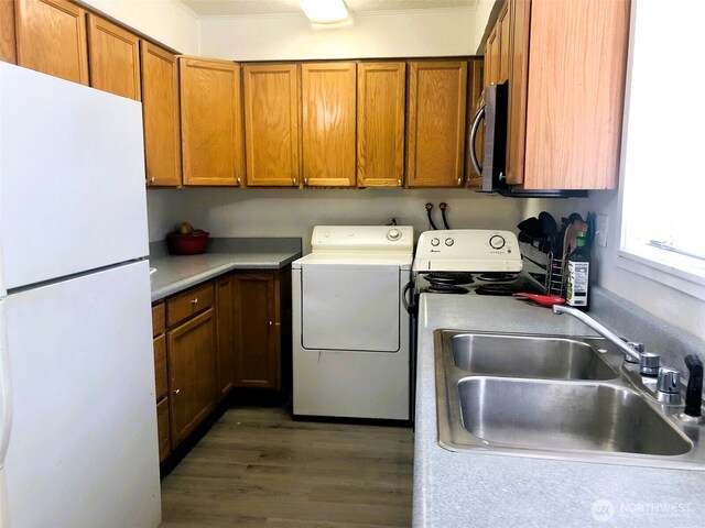 953 E Ash St, Othello, WA 99344 - laundry area featuring washer / dryer, wood finished floors, and crown molding