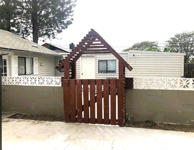 953 E Ash St, Othello, WA 99344 - view of front of property with fence