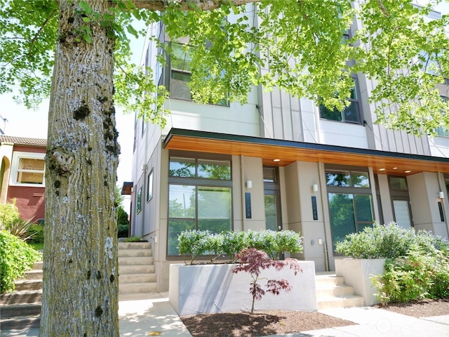 view of exterior entry with stucco siding
