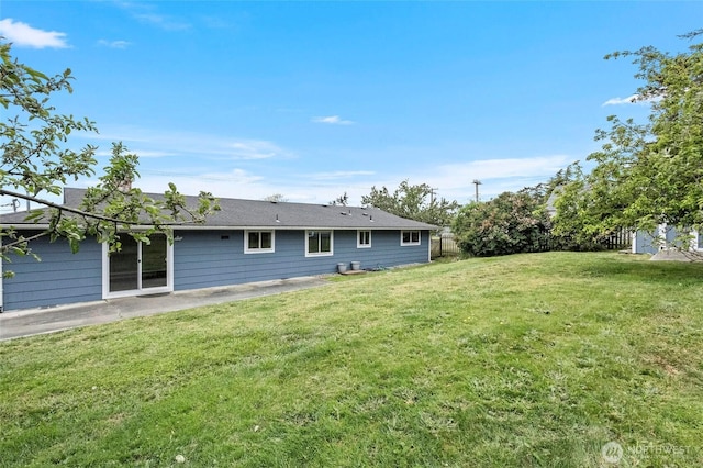 back of house featuring a lawn