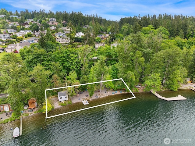 aerial view of property's location with property boundaries highlighted, a large body of water, and a forest