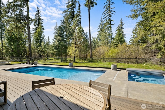 1501 Kokanee Loop, Cle Elum, WA 98922 - view of swimming pool featuring an in-ground hot tub, a wooden deck, and a fenced backyard