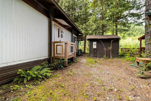 view of yard featuring an outdoor structure and a shed