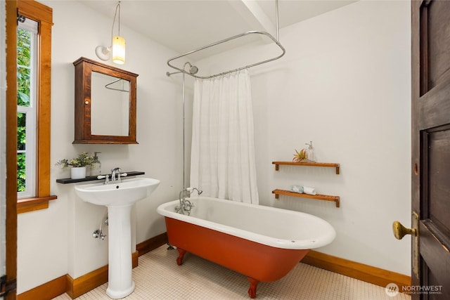 8285 NE Beck Rd, Bainbridge Island, WA 98110 - full bath featuring baseboards