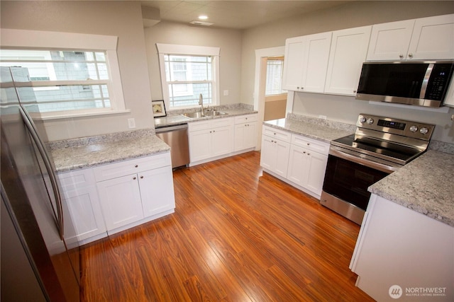 231 Karr Ave, Hoquiam, WA 98550 - kitchen with appliances with stainless steel finishes, a sink, light wood-style floors, white cabinetry, and recessed lighting