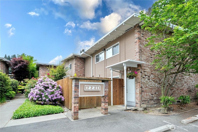 12211 SE 59th St Unit 61, Bellevue, WA 98006 - view of property featuring fence