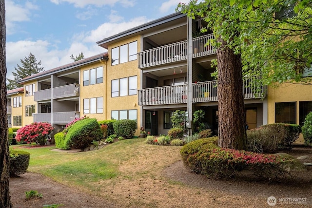 view of apartment building / complex