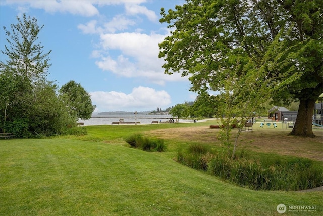 view of grassy yard featuring a water view